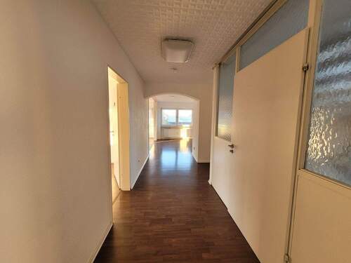 Flur II mit Wohnungseingang.jpg - 