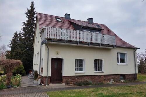 Seitenansicht-Eingangsbereich - Großzügiges Wohnen auf großem Grundstück