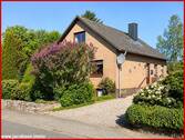 Straßenansicht - 'Familienglück im Grünen' - Gepflegtes Einfamilienhaus mit viel Platz und Gartenidyll
