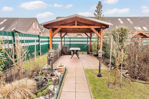 überdachter Terrassensitzplatz im Garten - 