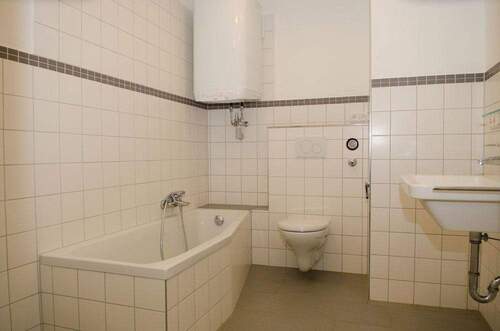 Bad - Schöne renovierte 2-Zi-Altbauwohnung und EBK in Bogen Zentrum