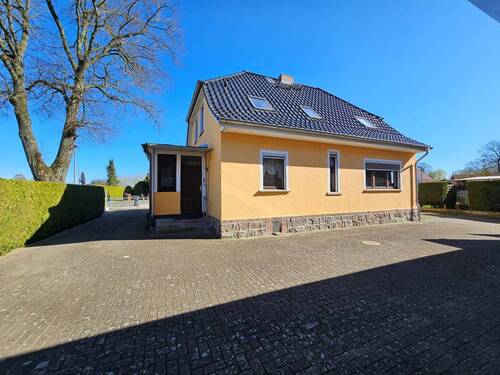 Hofseite Anbau .jpg - Mitten im Dorf, großes Haus,;Scheune, Garagen und Garten + Obstwiese!