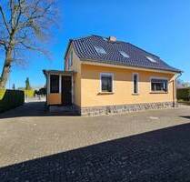 Mitten im Dorf, großes Haus,;Scheune, Garagen und Garten + Obstwiese! - Boldekow