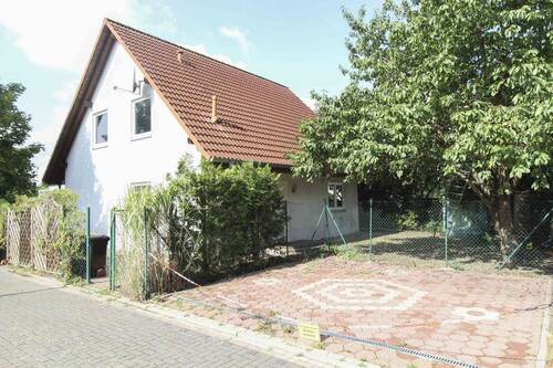 Hausansicht mit Parkplatz - 