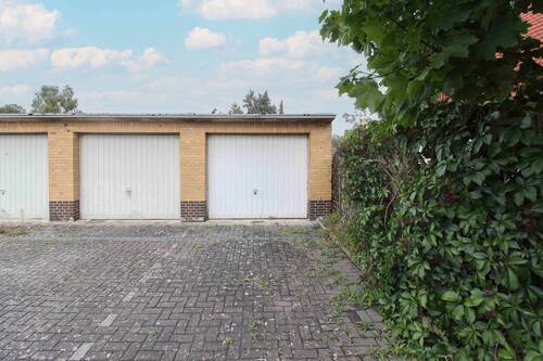 Garage und Stellplatz - 