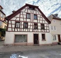 Charmantes Mehrfamilienhaus mit Stellplätzen in der Weinheimer Innenstadt
