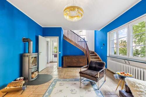 Einladender Wohnsalon mit Kamin - 5 Zimmer Doppelhaushälfte zum Kaufen in Berlin