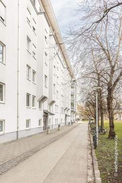 Zuweg zum Hauseingang - 3 Zimmer Etagenwohnung in München