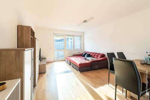 Wohnzimmer mit Loggienzugang - Etagenwohnung mit 65,30 m&sup2; in München zum Kaufen