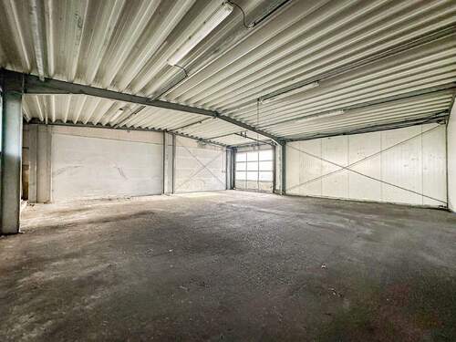 Halle (2) mit Zufahrt rechts am Büro - 