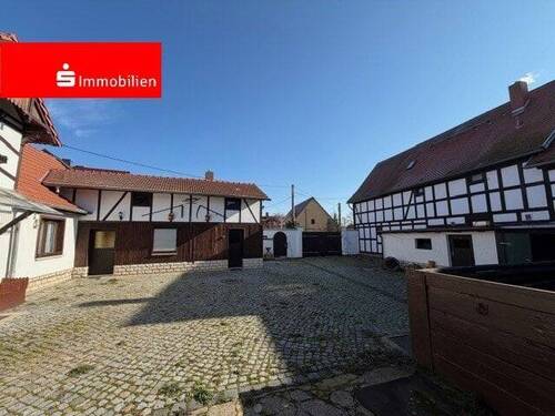 Grundstückszufahrt - Hofeinfahrt - Freistehendes Einfamilienhaus mit Pferdestallung auf großzügigem Grundstück in Kühnhausen