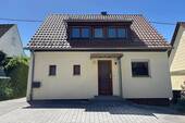 Hausansicht - Wohnen im Grünen - Freies Einfamilienhaus auf großem Grundstück in S-Steinhaldenfeld!