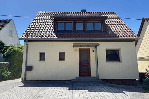 Hausansicht - Wohnen im Grünen - Freies Einfamilienhaus auf großem Grundstück in S-Steinhaldenfeld!