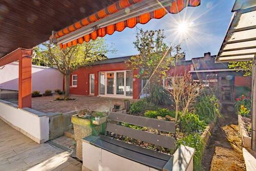 Blick Garten, Hof, Neubau - 1 Zimmer Mehrfamilienhaus, Wohnhaus zum Kaufen in Breisach am Rhein