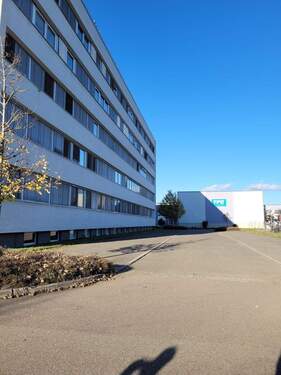 Gebäudeansicht zur B34 - Büro in Gottmadingen