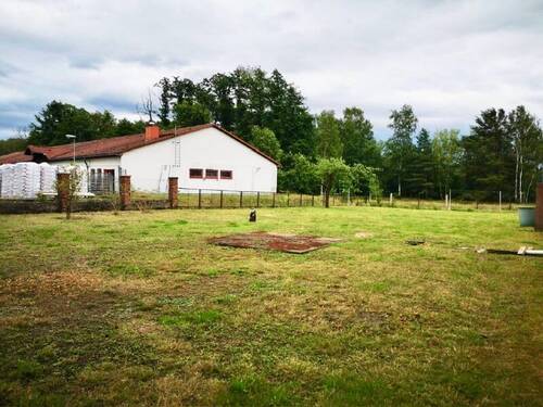 Nachbarbebauung - Grundstück in Bernsdorf zum Kaufen