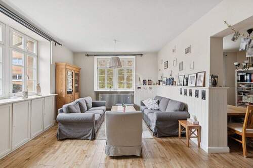 Wohnzimmer - 9 Zimmer Einfamilienhaus zum Kaufen in Stein-Bockenheim