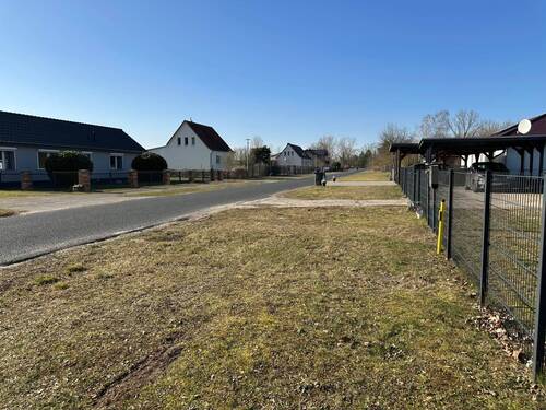 Blick zur Straße linke Seite - Grundstück in Nauen zum Kaufen