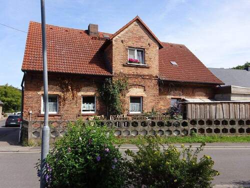 Straßenansicht - Zweifamilienhaus - 48.900,00&nbsp;EUR Kaufpreis, ca.&nbsp; 200,00&nbsp;m&sup2;&nbsp;Wohnfl&auml;che