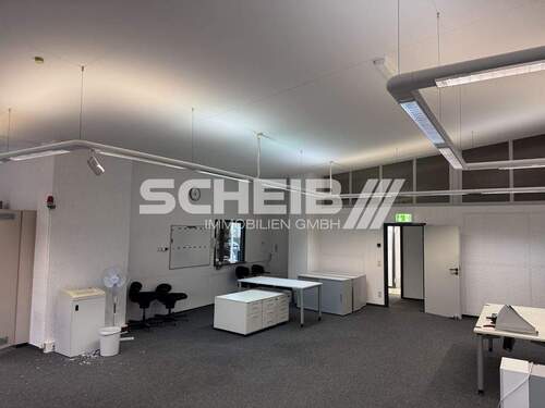 Großraumbüro im Erdgeschoss - 