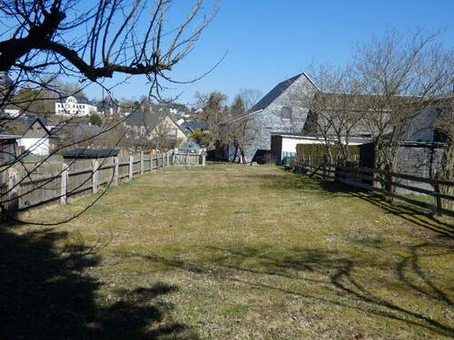 Wiesengrundstück mit Blick zum Anwesen - 