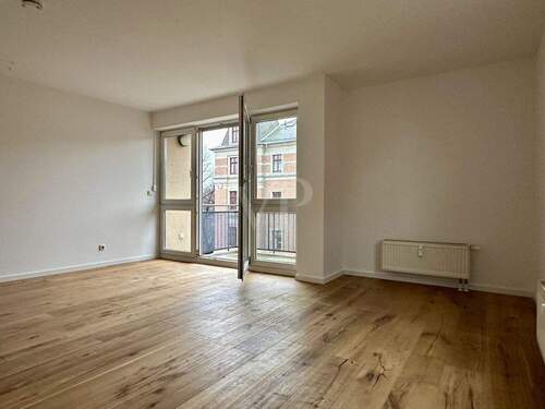 Wohnzimmer mit Zugang zum Balkon - 