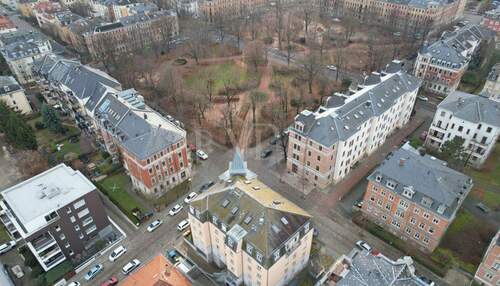 Der grüne Stadtpark direkt neben dem Mehrfamilienhaus - 