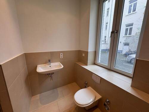 Badezimmer - Etagenwohnung mit 76,30 m&sup2; in Wiesbaden zur Miete