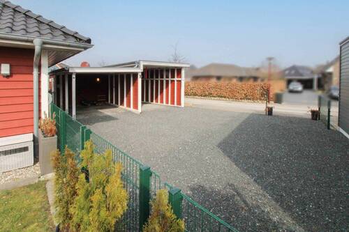 Einfahrt mit zwei Carportstellplätzen - 