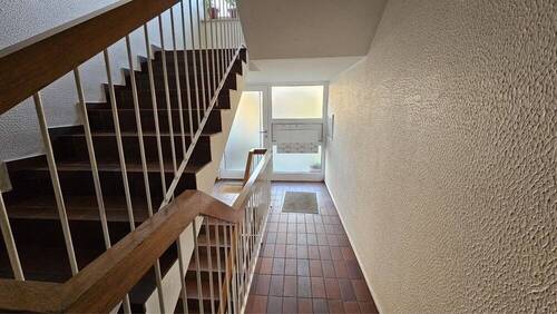 Treppenhaus-Eingangsbereich - 3 Zimmer Etagenwohnung zum Kaufen in Lüneburg