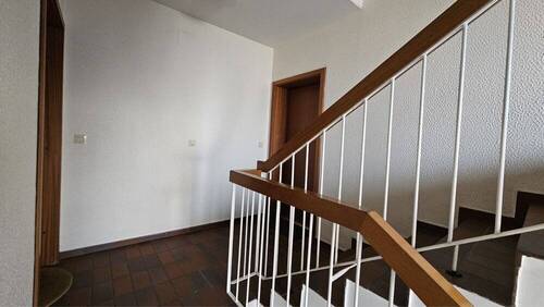 Treppenhaus, Wohnungstür - Etagenwohnung mit 91,00 m² in Lüneburg zum Kaufen