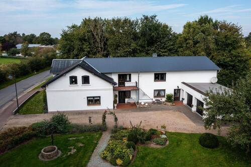 Großes Haupthaus - 1 Zimmer Mehrfamilienhaus, Wohnhaus zum Kaufen in Janneby