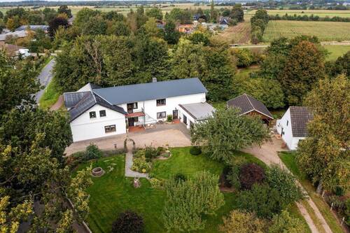 Blick auf die Häuser - 1 Zimmer Mehrfamilienhaus, Wohnhaus in Janneby