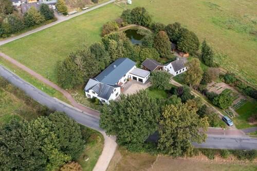 Das Gesamte aus der Vogelperspektive - Mehrfamilienhaus, Wohnhaus mit 334,80 m&sup2; in Janneby zum Kaufen