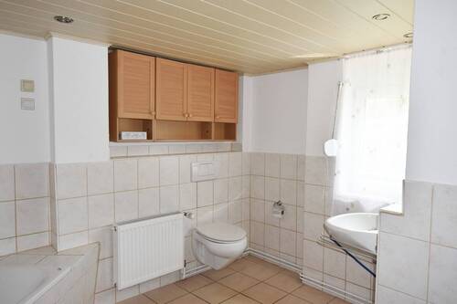 Badezimmer mit Dusche und Wanne - 