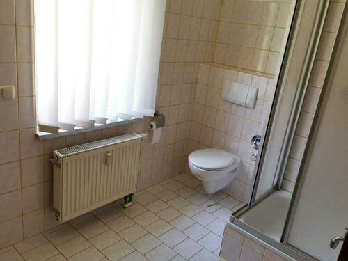 Bad mit Dusche und WC - 