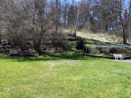 Grünfläche hinter dem Wohnhaus - 