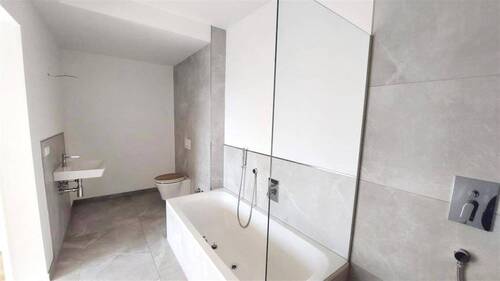 Modernes Bad mit Wanne und Dusche - 