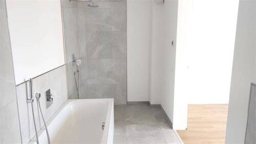 Modernes Bad mit Wanne und Dusche - 