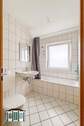 Badezimmer mit Wanne - 
