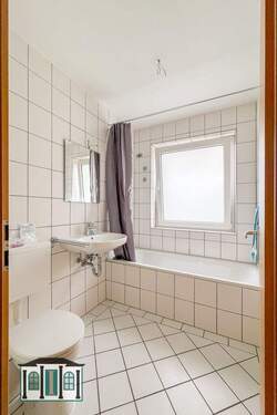 Badezimmer mit Wanne - 