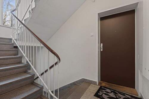 Eingangstür & Treppenhaus - 