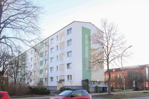 Straßenansicht Wohnblock - 