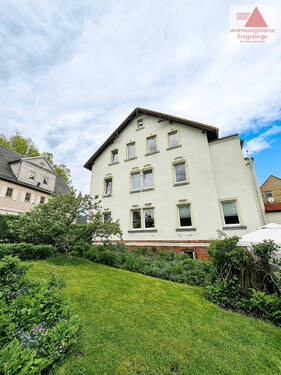 Ansicht mit Grundstück - 