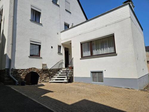 Interessantes Anwesen mit 2 Stellplätzen - Reihenendhaus in Klotten
