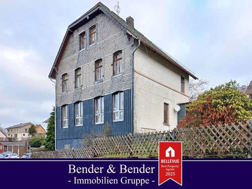 Straßenansicht - Viel Raum für Ihre Wohnideen - großzügiges, renovierungsbedürftiges Ein-Dreifamilienhaus mit Potenzial!