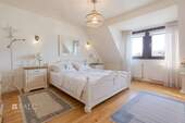 Schlafzimmer 1 - Schlafzimmer, Landhaus - (KI generiert) - Reihenmittelhaus mit 89,00 m² in Mönchengladbach zum Kaufen