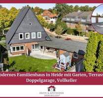 Modernes Familienhaus in Heide mit Garten, Terrasse, Doppelgarage & Vollkeller Modernes Familienhaus in Heide mit Garten, Terrasse, Doppelgarage & Vollkeller
