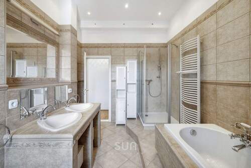 ZEITLOSES BADEZIMMER - 