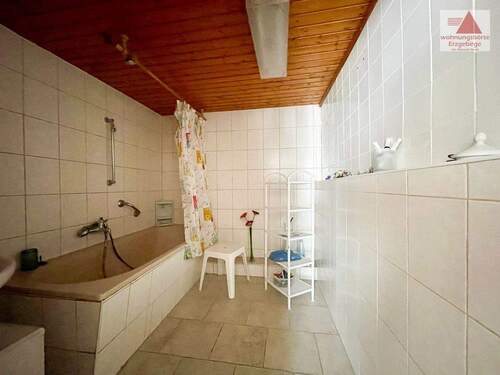 Bad mit Badewanne EG - 